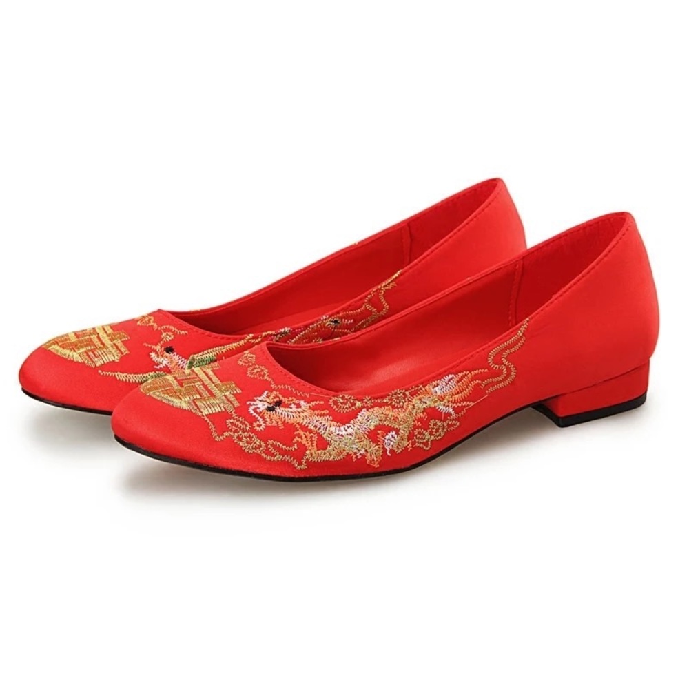 Chinese wedding red shoe with embroidery